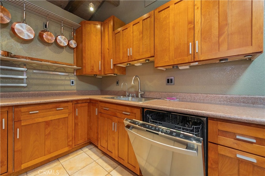 1000 W Macarthur Boulevard 13