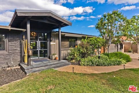 Photo of 8730 Encino Avenue, Sherwood Forest, CA 91325 (MLS # 26799866)