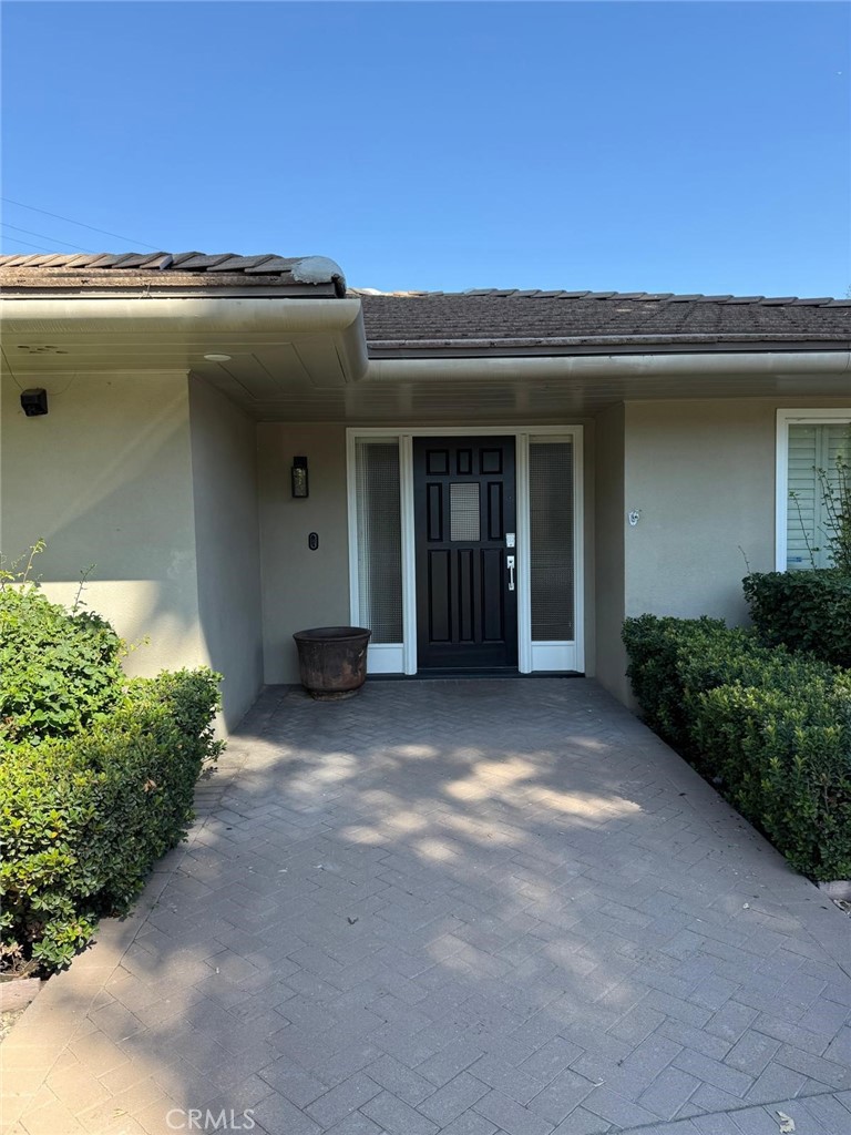 Welcome to this spacious beautiful 4-bedroom, 4.5 bathroom home that includes a pool/guest house with its own kitchenette and bathroom perfect for guests or a private office. Enjoy a large, fenced side yard with RV parking, a sparkling pool, and a lush front yard with a circular fenced driveway. Recently upgraded new dishwasher, new kitchen garbage disposal, cleaned carpets and many more updates in progress. Don’t miss this rare opportunity in a highly desirable location!
Located just minutes from Kaiser, Tarzana Medical Center, Westfield Mall, The Village, Warner Center, Ventura Blvd, Topanga Canyon, and the Calabasas Commons, with easy access to Malibu beaches. Close to schools; Taft, Serrania, Wilbur Elementary & Chime.