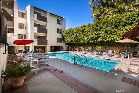 Photo of 5440 Lindley Avenue #310, Encino, CA 91316 (MLS # SR25255524)