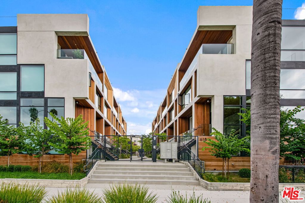 618 S Van Ness Avenue 3