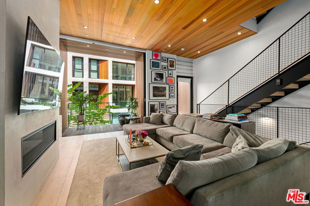 618 S Van Ness Avenue 3