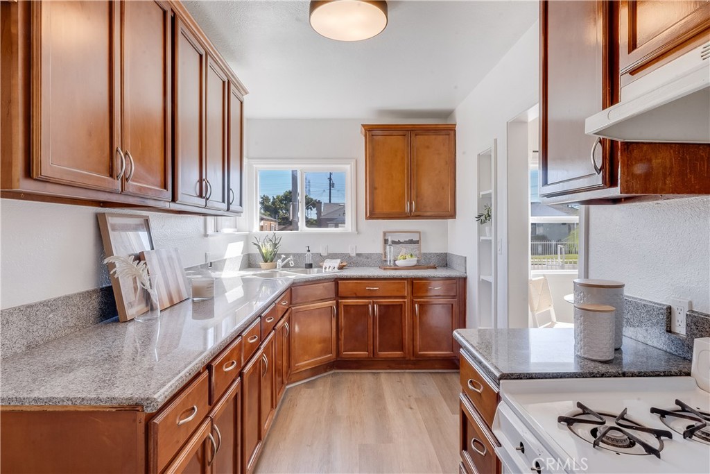 1347 E Bennett