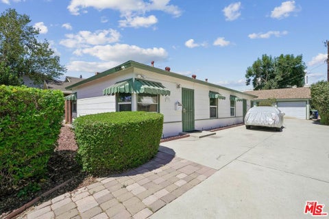 Photo of 11335 Califa Street, Los Angeles, CA 91601 (MLS # 26880561)