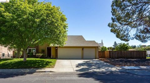 Photo of 2802 Buttercup Ct, Antioch, CA 94531 (MLS # 41132582)