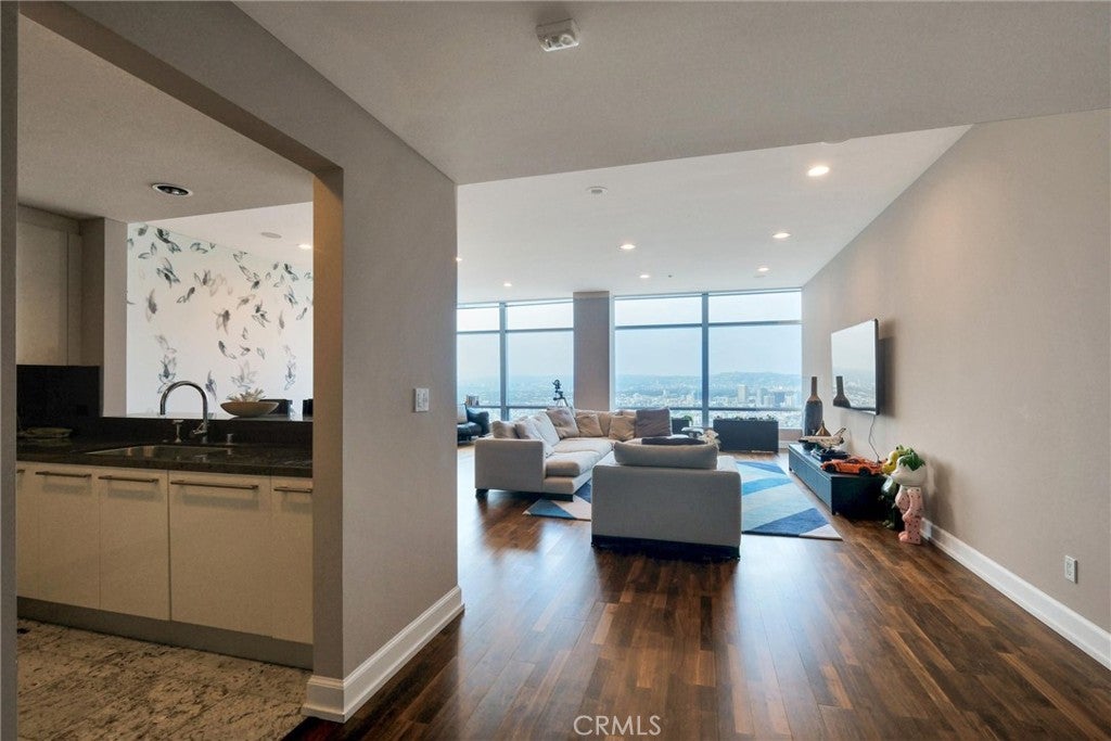 900 W Olympic Boulevard 45F