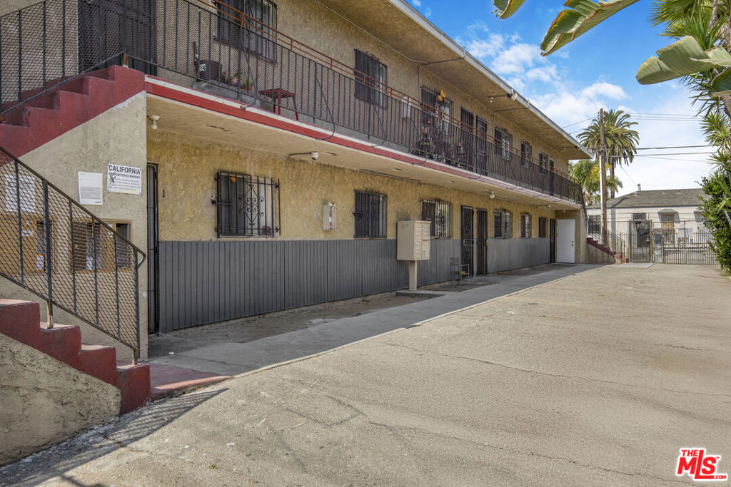 7427 S Figueroa Street