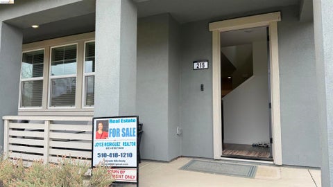 Photo of 215 Manatee ST, Suisun City, CA 94585 (MLS # 41146627)