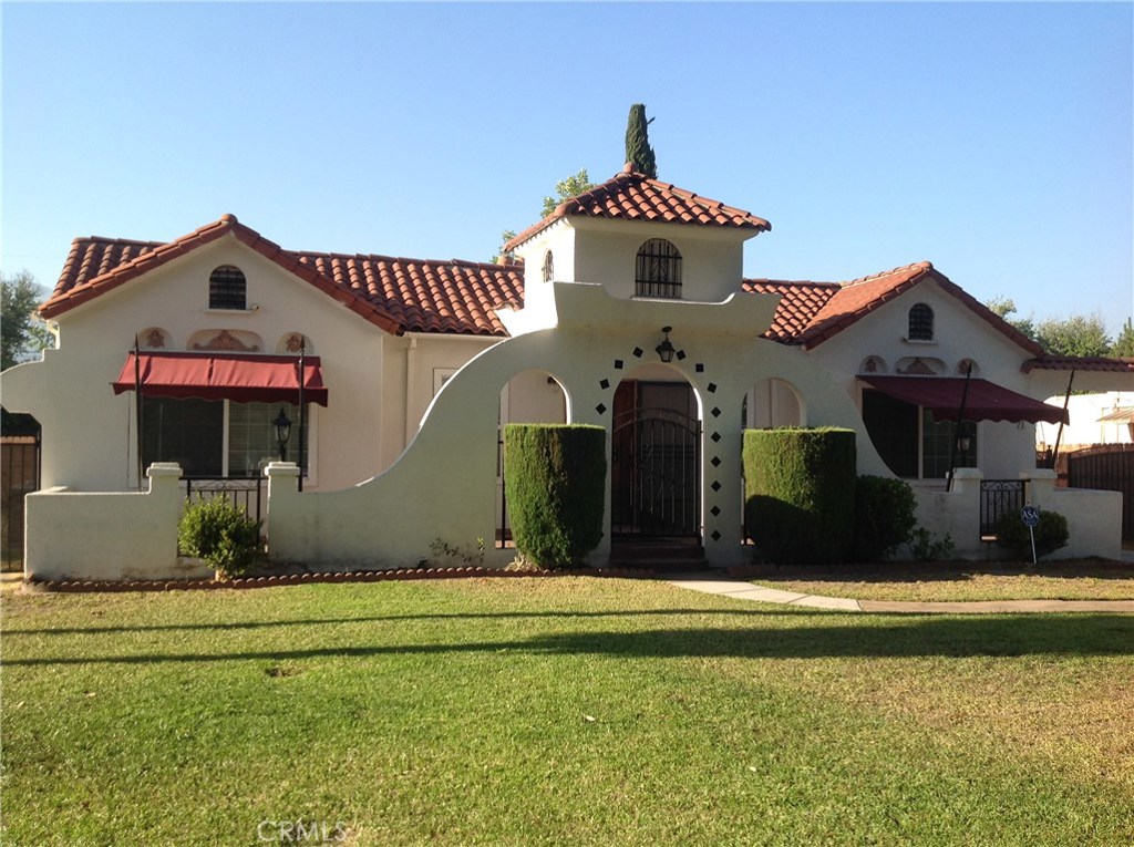 This house is location in tree line street. Baldwin stock elementary school district. The House has been totally remodeled. Refrigerator, Washer and
Dryer is included. No pets. Tenants' insurance is required.