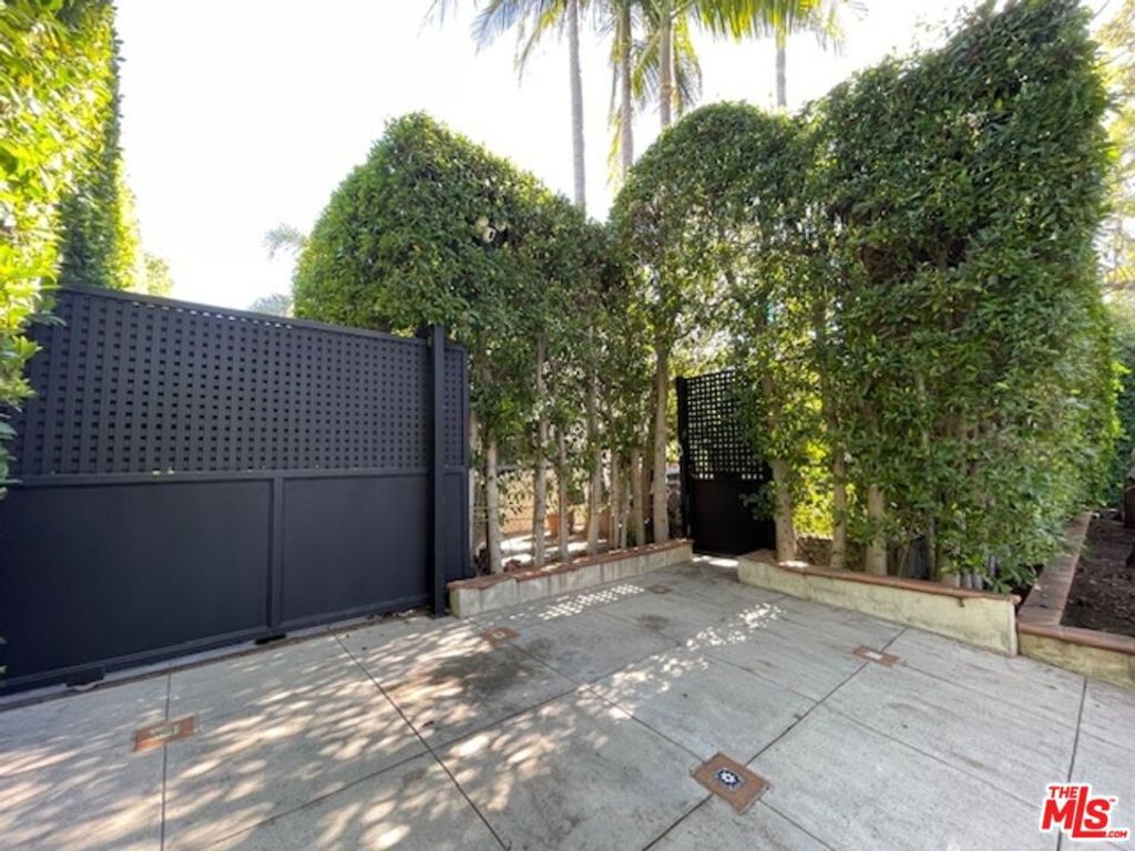 Photo of 934 N Sweetzer Avenue, West Hollywood, CA 90069 (MLS # 26641285)