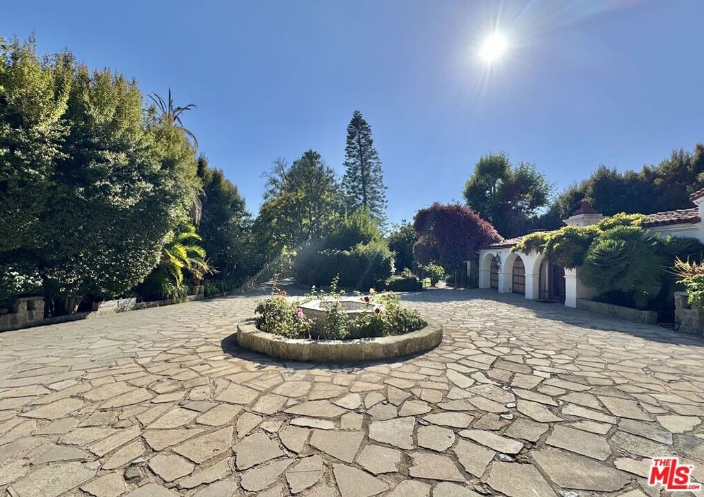 Photo of 334 N Carmelina Avenue, Los Angeles, CA 90049 (MLS # 25572589)