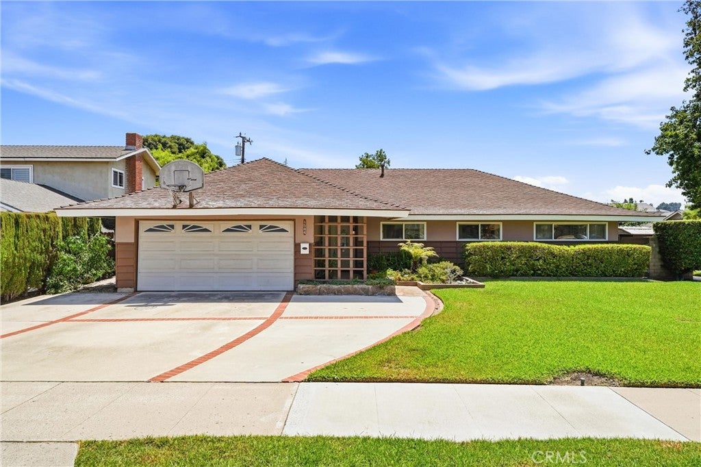 1544 E Riverview
