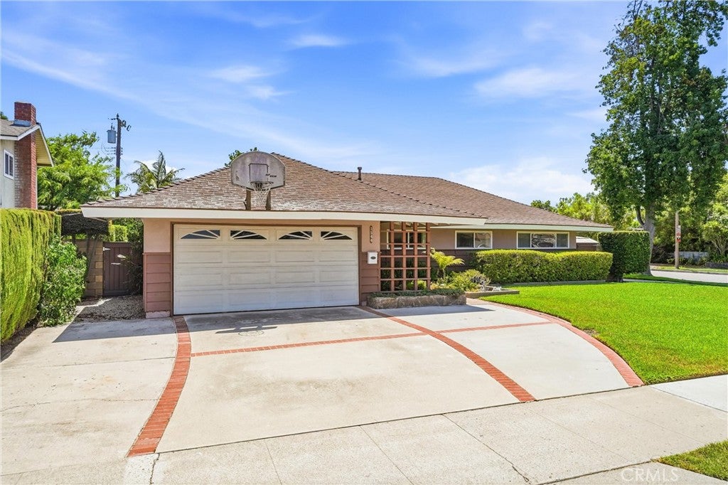 1544 E Riverview