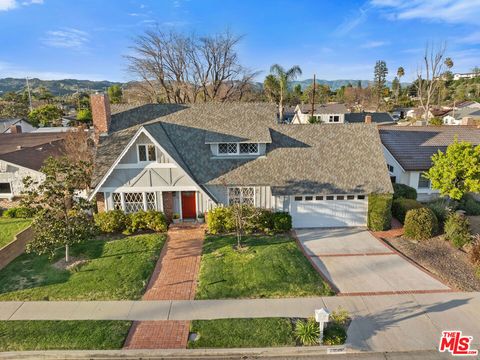 Photo of 23643 Califa Street, Woodland Hills, CA 91367 (MLS # 26655467)