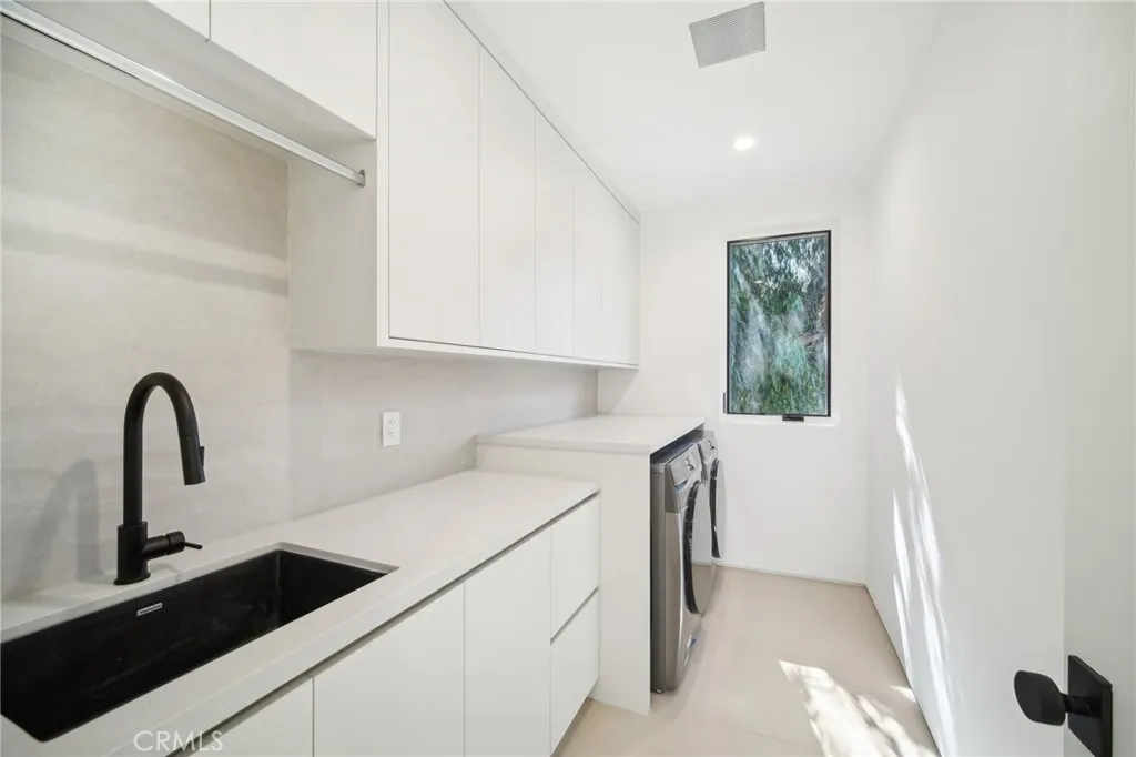 Encino, California 91316, United States, 6 Bedrooms Bedrooms, ,7 BathroomsBathrooms,Residential,Active,182136