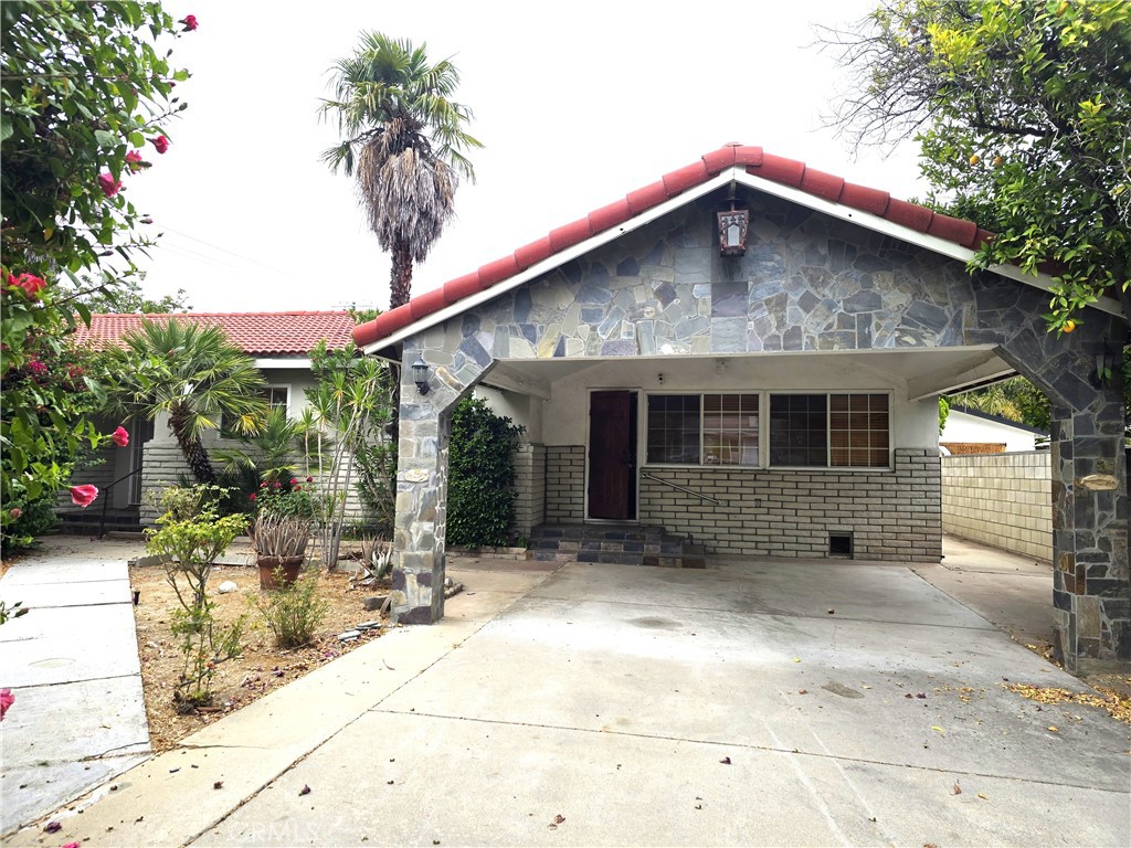 This property is a Fixer-Upper. Property needs major repairs and is sold “AS-IS”. Bring your contractor and vision! It needs significant repairs and renovation throughout, but the home features a generous lot size and a floor plan with plenty of possibilities. Bring your creativity and maximize the potential. It is conveniently located near schools, shopping, and transportation.