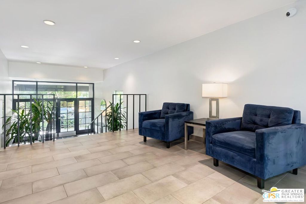 848 N Kings Road 102