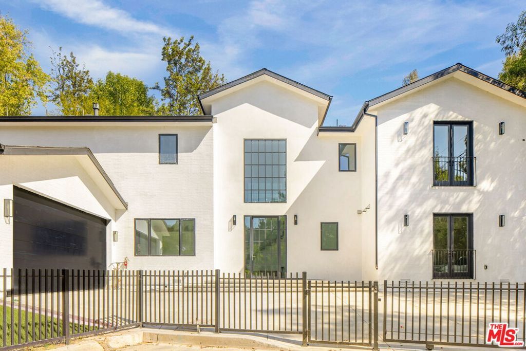 Photo of 16815 Shileno Place, Encino, CA 91436 (MLS # 26645473)