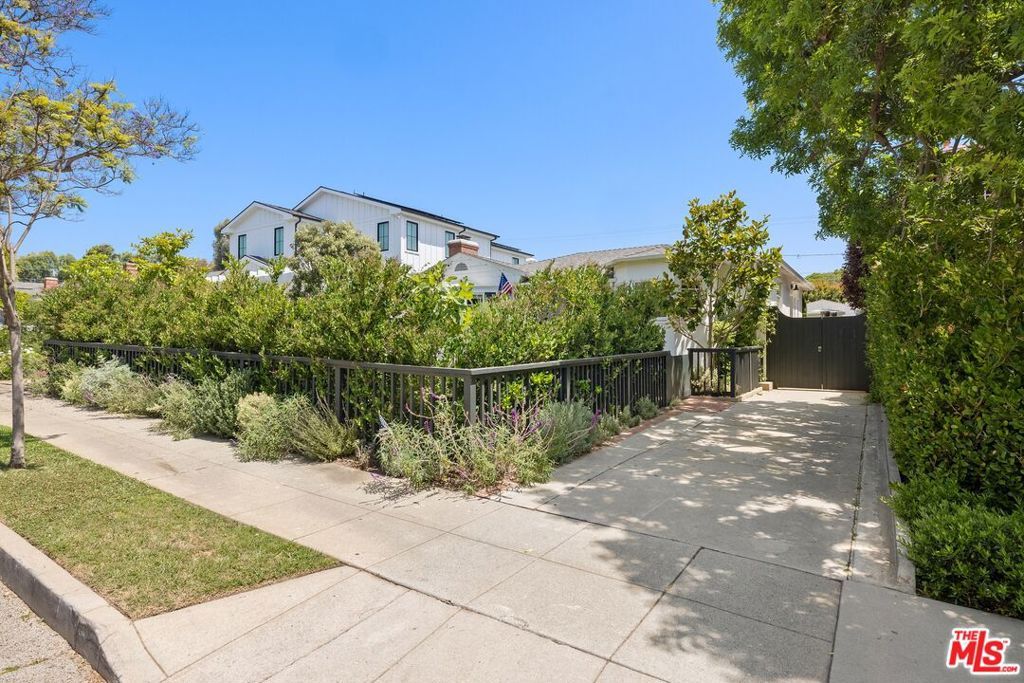 Photo of 845 S Harvard Street, Santa Monica, CA 90403 (MLS # 26657093)