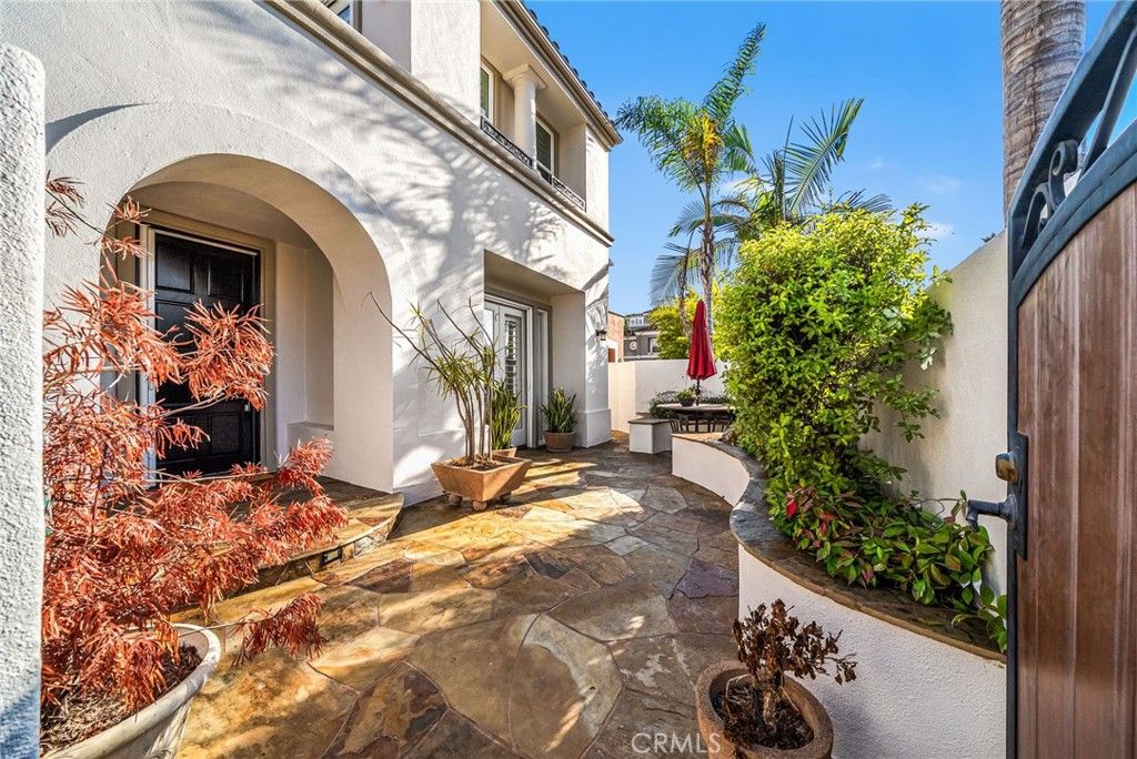 Photo of 304 Goldenwest Street St, Huntington Beach, CA 92648 (MLS # OC25234313)