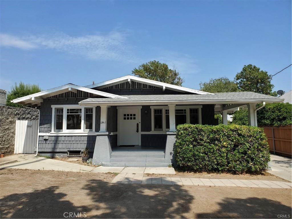 Near PCC and Metro. Nice 2 bedrooms, 2 1/4 baths unit, large living room and a good dining area. Each bedroom with its own bath. Please no pets and no smoking.