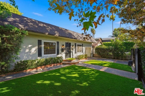 Photo of 736 N Alta Vista Boulevard, Los Angeles, CA 90046 (MLS # 26102870)