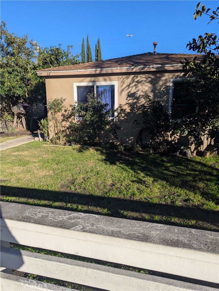 Main image without alt text