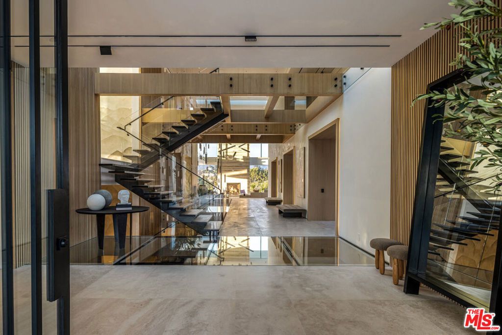 Photo of 16187 Royal Oak Road, Encino, CA 91436 (MLS # 25591929)