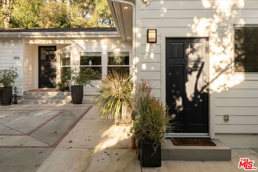 Photo of 11202 Canton Drive, Studio City, CA 91604 (MLS # 26666029)