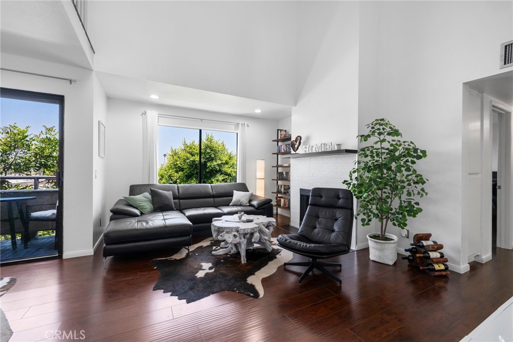 1237 E 6th Street 306