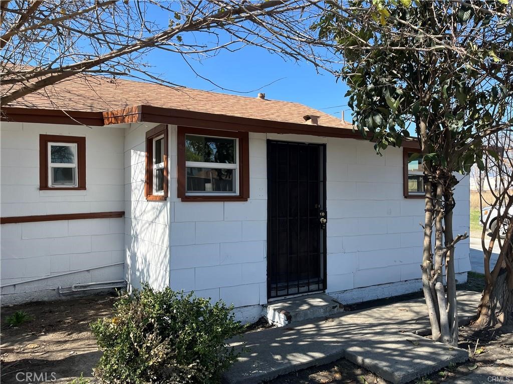 Welcome to this charming and freshly updated 1-bedroom, 1-bathroom home with a versatile bonus room, ideally situated in the heart of downtown San Bernardino. This residence has been thoughtfully renovated, featuring new windows, modern flooring, updated fixtures, and fresh interior paint, offering a comfortable and inviting living space.
The property includes a spacious detached two-car garage and ample on-site parking with the extra long driveway perfect for trucks or trailers, providing convenience for residents and guests alike. Located within walking distance to the San Bernardino Downtown Metrolink Station , commuting is made easy. Additionally, you'll find a variety of local shops, dining options, and grocery stores, such as Superior Grocers, just a short stroll away.
Embrace the vibrant lifestyle of downtown San Bernardino in this well-appointed home. Schedule a viewing today to experience all that this property has to offer.