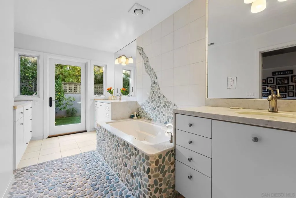 Coronado, California 92118, United States, 4 Bedrooms Bedrooms, ,4 BathroomsBathrooms,Residential,Active,252822