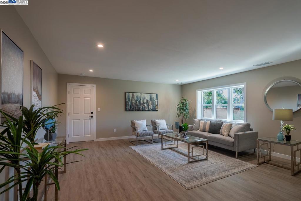 LINCOLN HIGHLAND - Residential