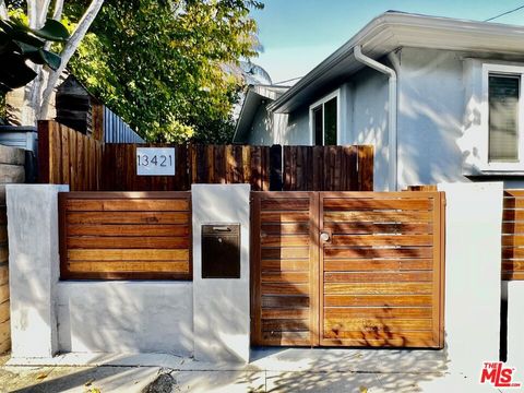 Photo of 13421 Zanja Street St, Venice, CA 90291 (MLS # 26651957)