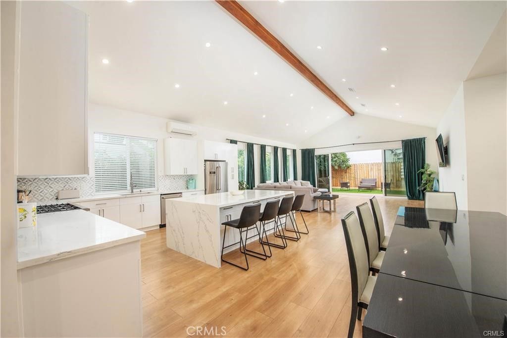 Photo of 5907 Encino Avenue, Encino, CA 91316 (MLS # SR26018770)