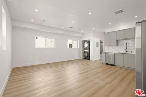 Photo of 912 N Hudson Avenue, Los Angeles, CA 90038 (MLS # 25588035) Photo of 912 N Hudson Avenue, Los Angeles, CA 90038 (MLS # 25588035)