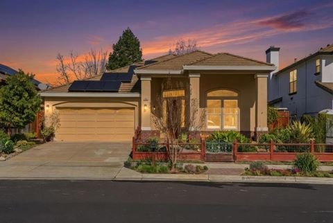 Photo of 1655 Valley Oaks Drive, Gilroy, CA 95020 (MLS # ML82033830)