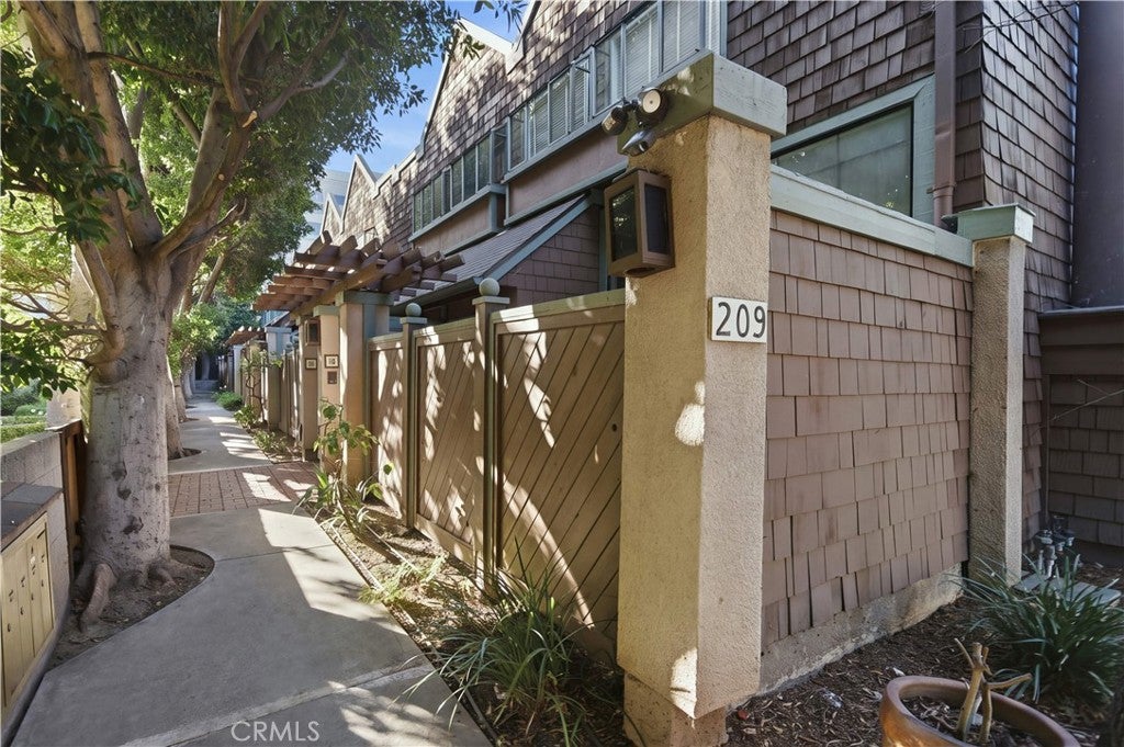 209 S Oakland