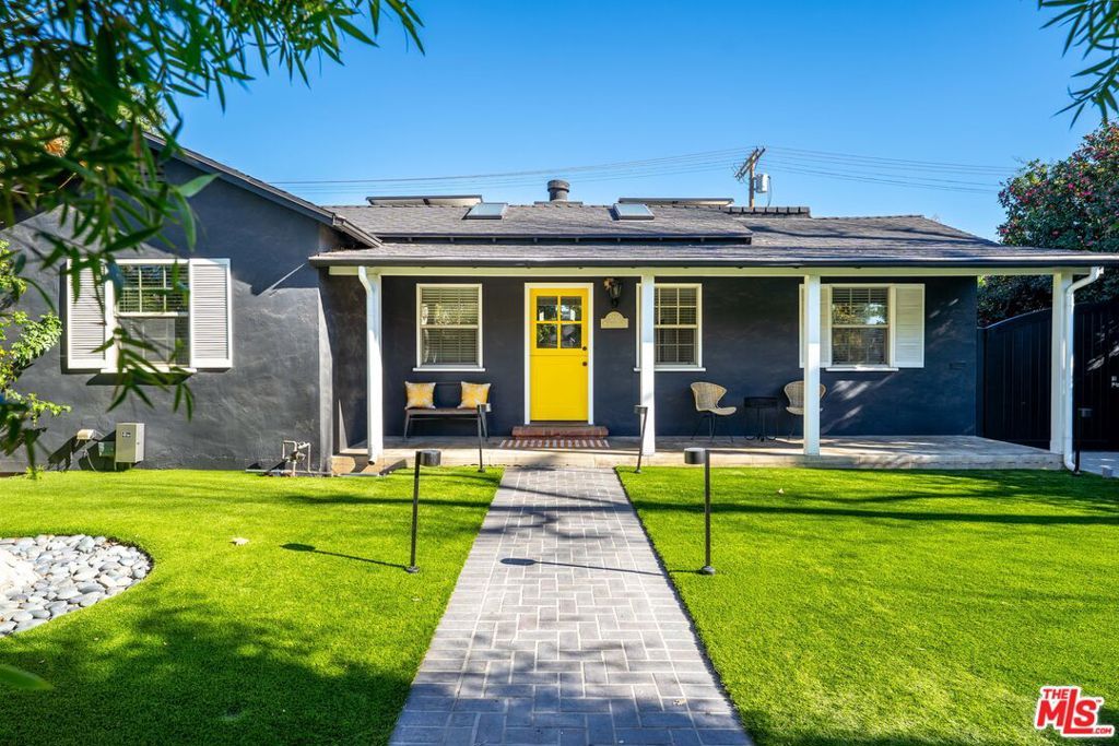 Photo of 5732 Mammoth Avenue, Valley Glen, CA 91401 (MLS # 26640969)