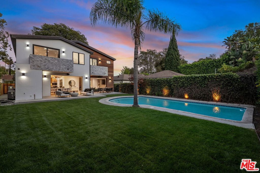 Photo of 2631 Castle Heights Place, Los Angeles, CA 90034 (MLS # 25593361)