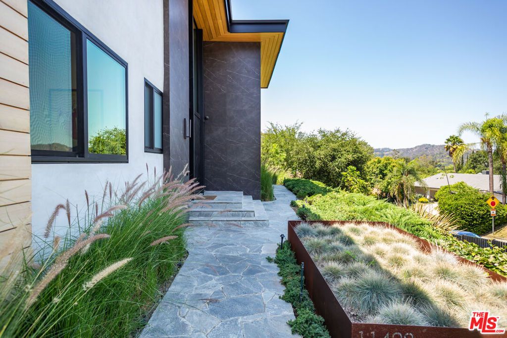 Photo of 11428 Dona Lola Drive, Studio City, CA 91604 (MLS # 26638969)