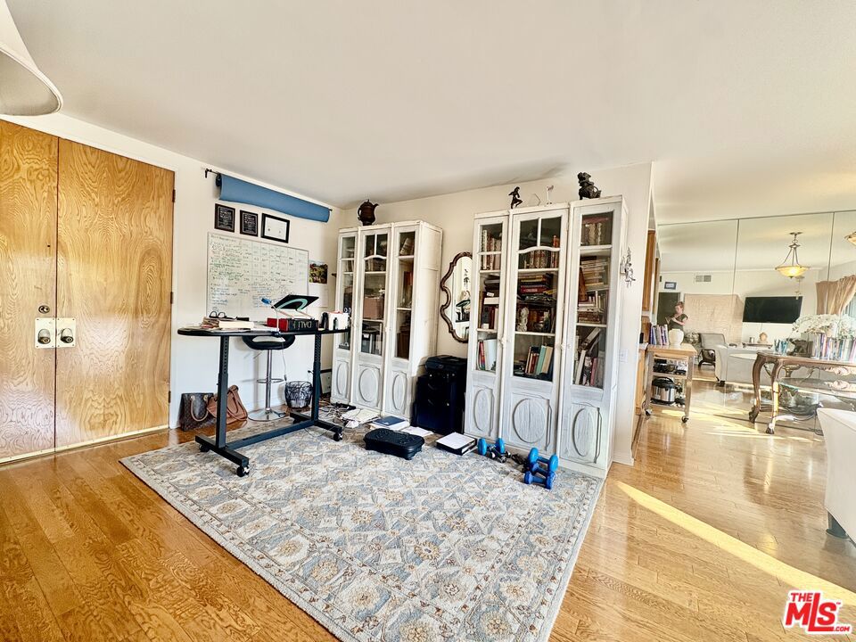 622 S Barrington Avenue 408