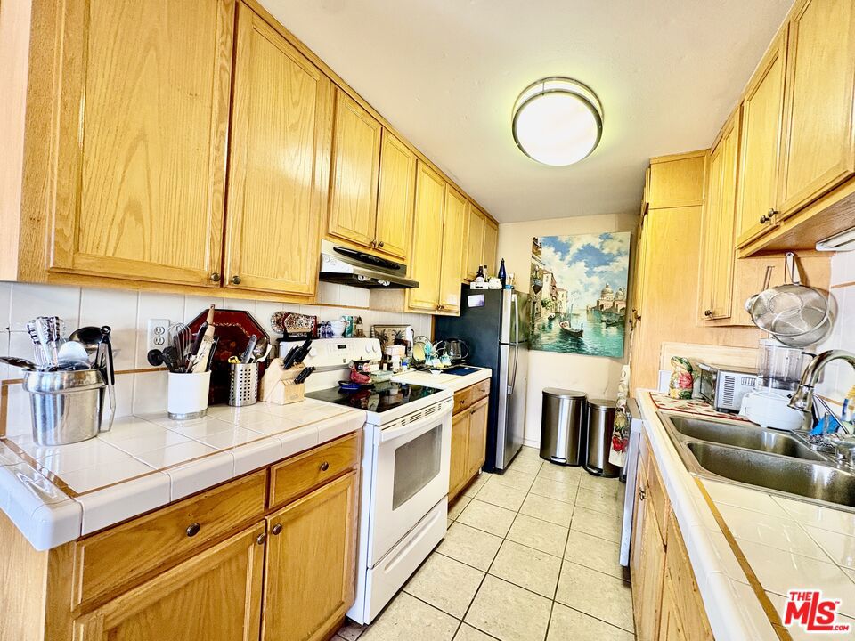 622 S Barrington Avenue 408