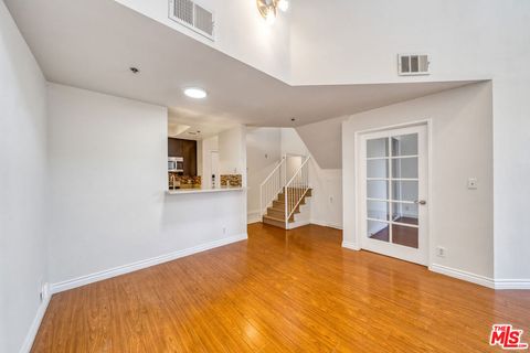 Photo of 525 S Berendo Street #405, Los Angeles, CA 90020 (MLS # 25626243)