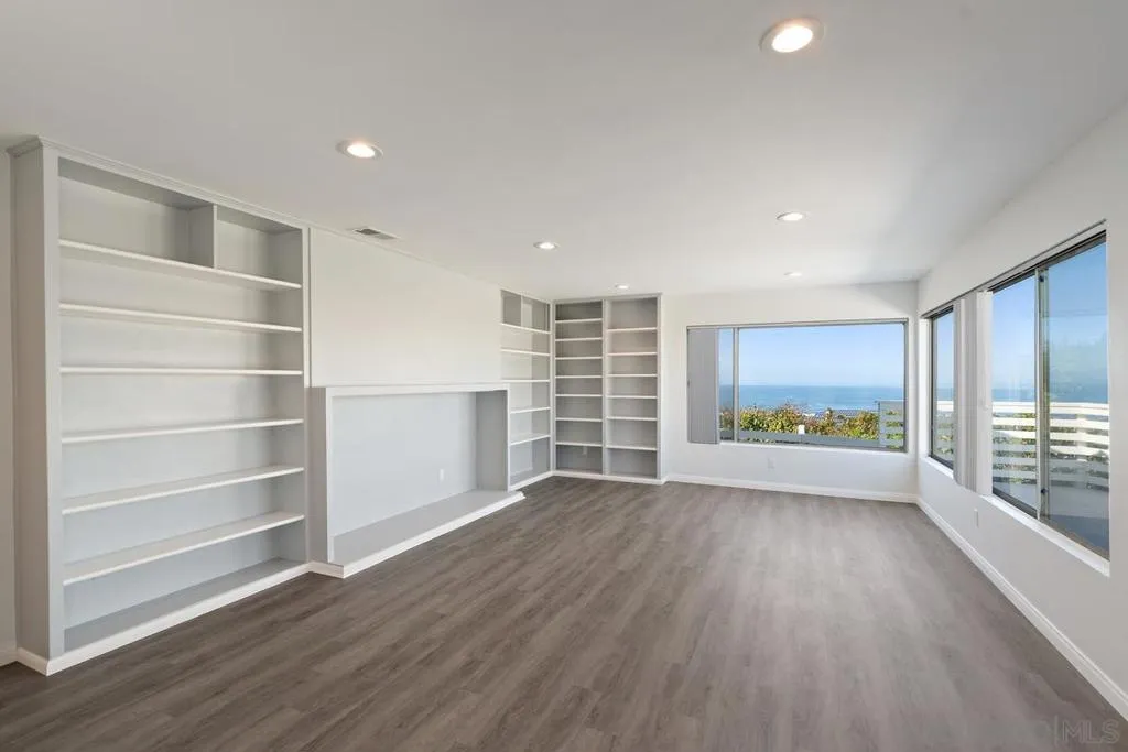 La Jolla, California 92037, United States, 4 Bedrooms Bedrooms, ,2 BathroomsBathrooms,Residential,Pending,206582