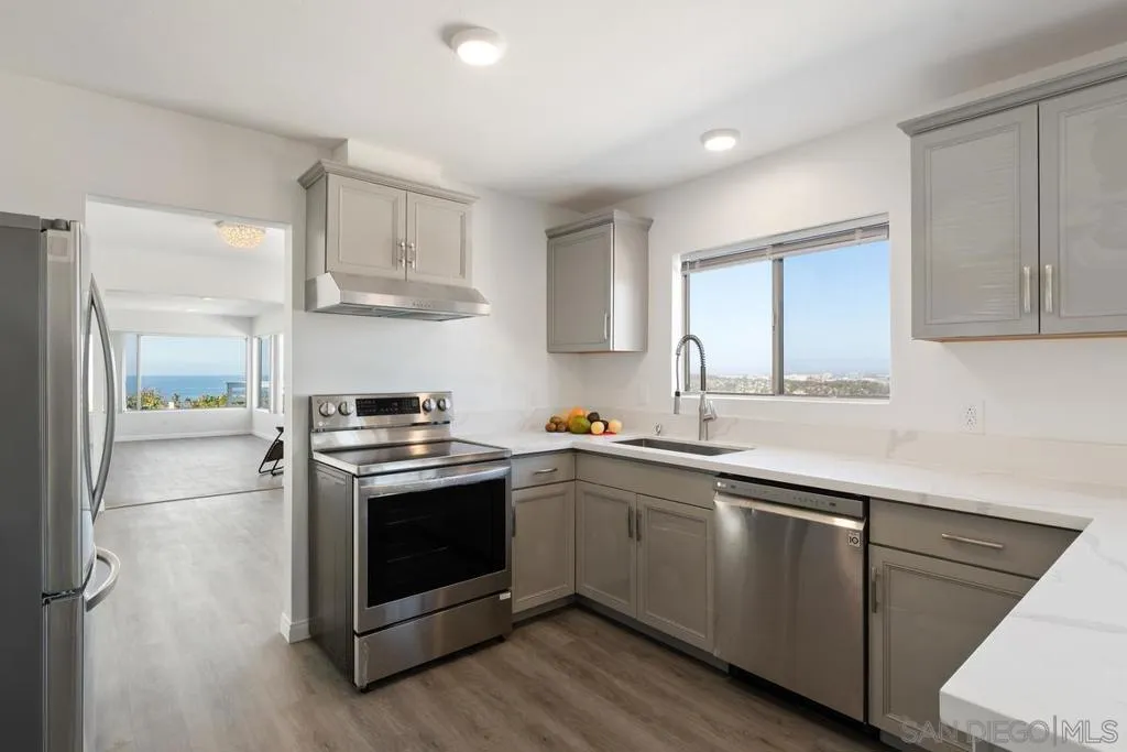 La Jolla, California 92037, United States, 4 Bedrooms Bedrooms, ,2 BathroomsBathrooms,Residential,Pending,206582