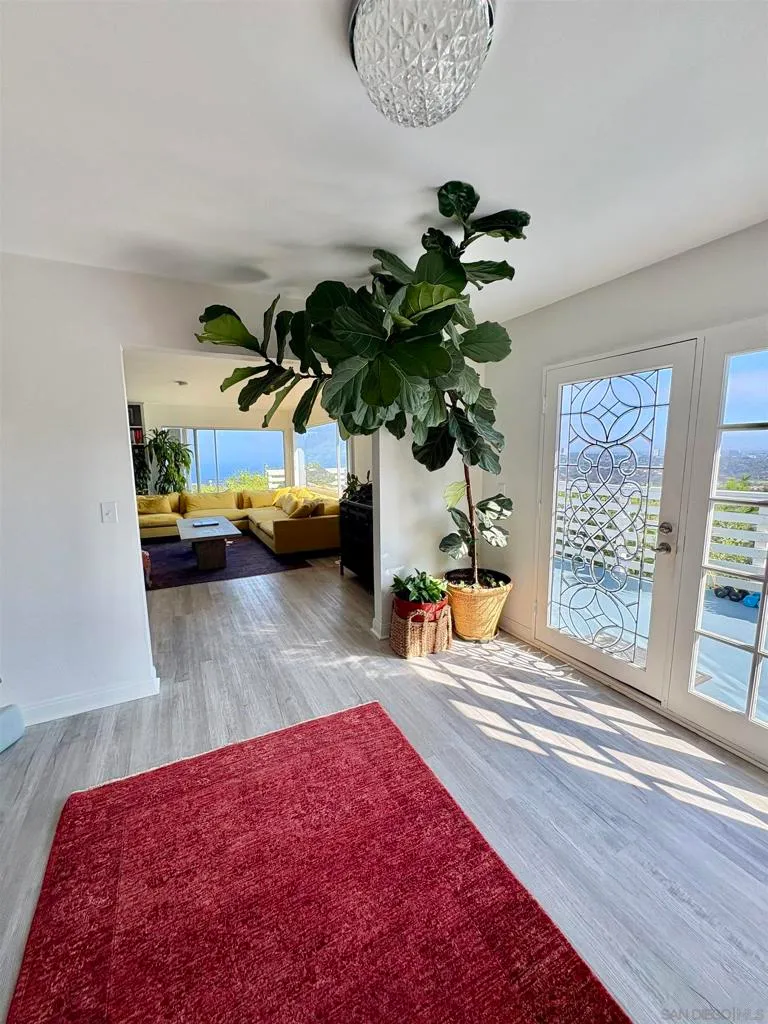 La Jolla, California 92037, United States, 4 Bedrooms Bedrooms, ,2 BathroomsBathrooms,Residential,Pending,206582