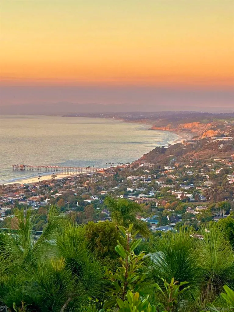 La Jolla, California 92037, United States, 4 Bedrooms Bedrooms, ,2 BathroomsBathrooms,Residential,Pending,206582