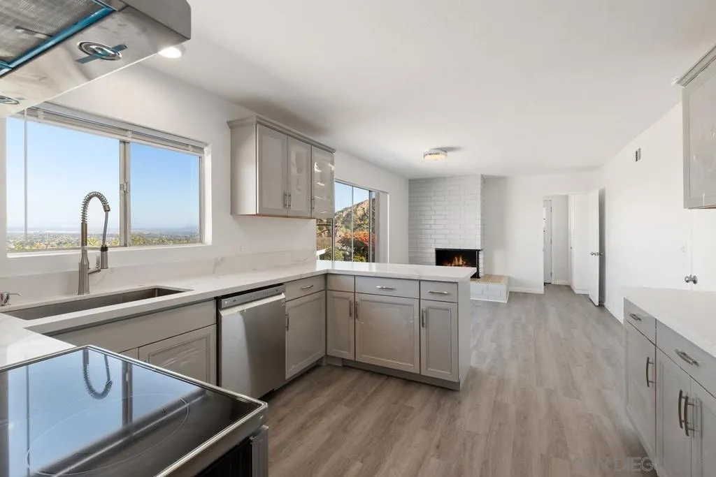 La Jolla, California 92037, United States, 4 Bedrooms Bedrooms, ,2 BathroomsBathrooms,Residential,Pending,206582