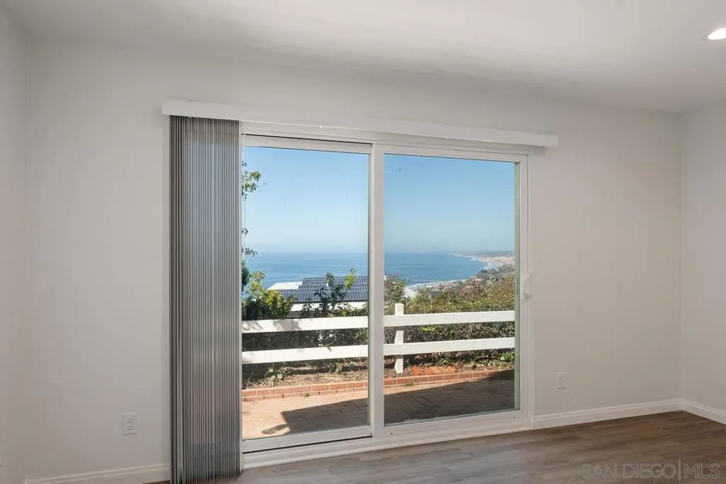 La Jolla, California 92037, United States, 4 Bedrooms Bedrooms, ,2 BathroomsBathrooms,Residential,Pending,206582
